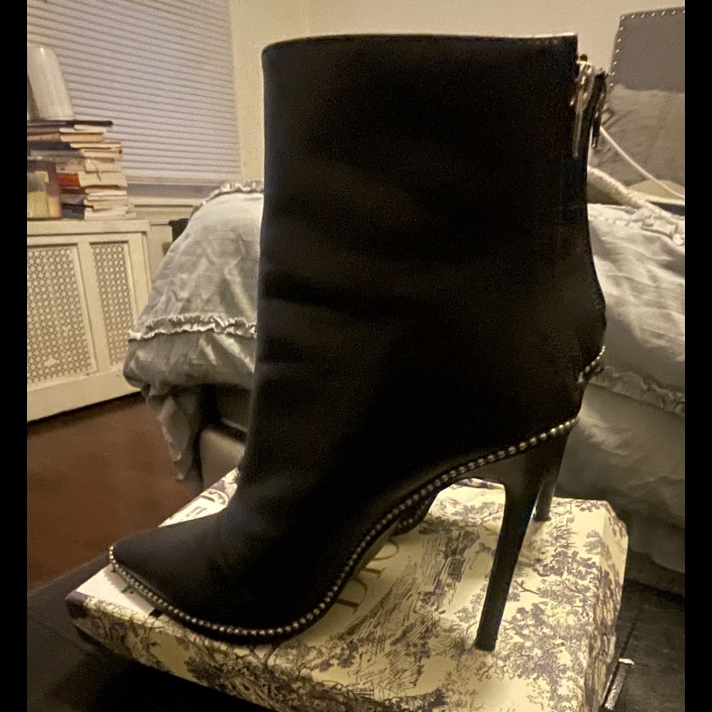 Black pointy toe boot
